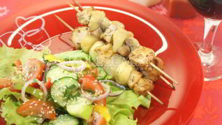 Куриный шашлык с острым салатом