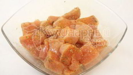 куриный шашлык с острым салатом