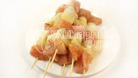 куриный шашлык с острым салатом