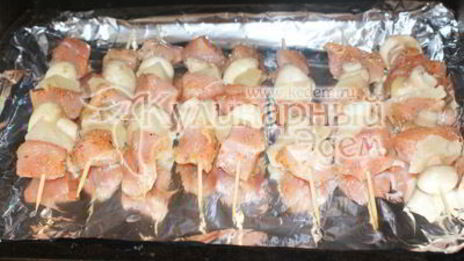 куриный шашлык с острым салатом