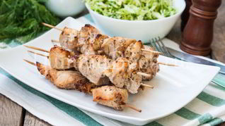 Куриные шашлыки на шпажках