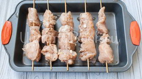 куриные шашлыки на шпажках