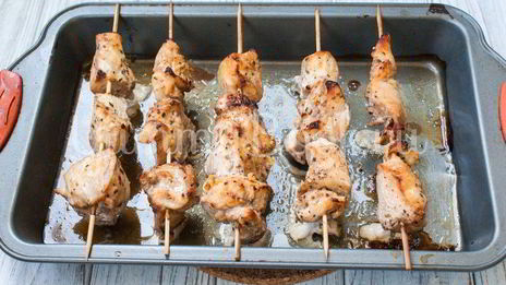 куриные шашлыки на шпажках