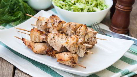 куриные шашлыки на шпажках