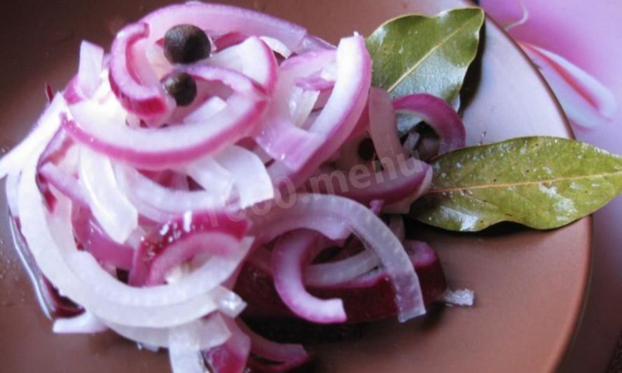 Рецепт маринованного лука с медом к шашлыку и мясу