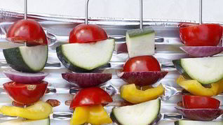 Овощные шашлыки с чесноком и базиликом