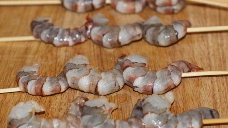 шашлычки из креветок с кунжутом