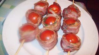 Шашлычок помидорки в беконе