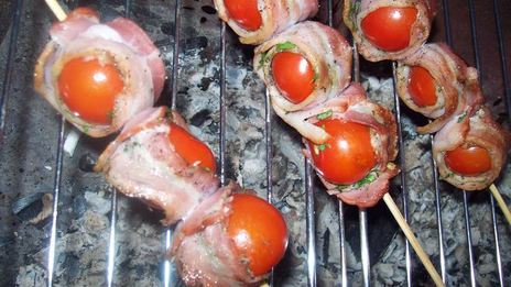 шашлычок помидорки в беконе