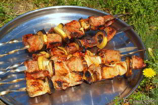 Шашлык из говядины с горчицей и гранатовым соусом