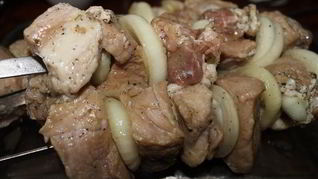 Шашлык из свинины, маринованный в водке с медом