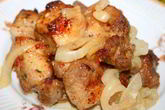 Шашлык из свинины на луковой подушке в духовке