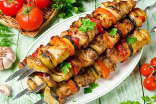 Шашлык из свинины с яблоком и баклажаном