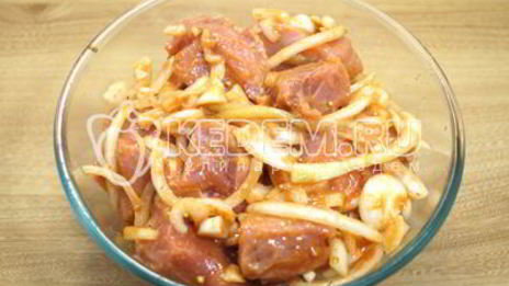 шашлык из свинины в томатном соусе