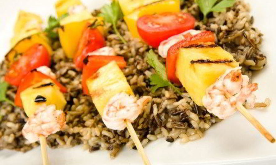 Рецепт шашлыков из креветок и ананасов на гриле в соусе терияки с кунжутом