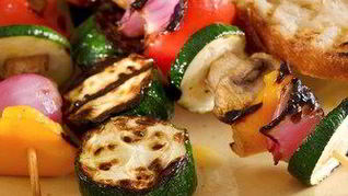 Шашлыки из сыра халлоуми, кабачков, грибов и перцев