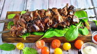 Свиной шашлык с щавелем в соевом соусе