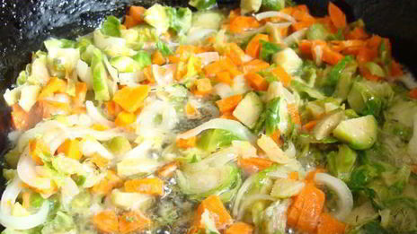 капустный шницель с грибами и овощами