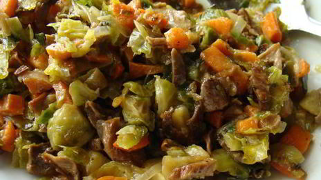 капустный шницель с грибами и овощами