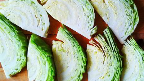 капустный шницель с томатным соусом