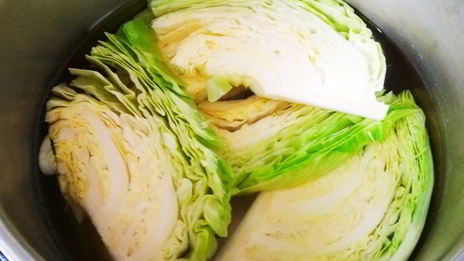 капустный шницель с томатным соусом