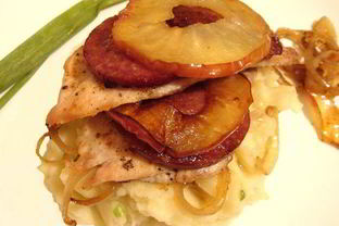 Куриные шницели с яблоками и чоризо