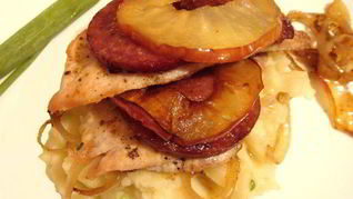 Куриные шницели с яблоками и чоризо