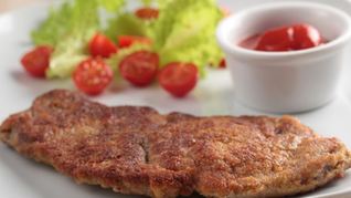 Панированный шницель с овощами