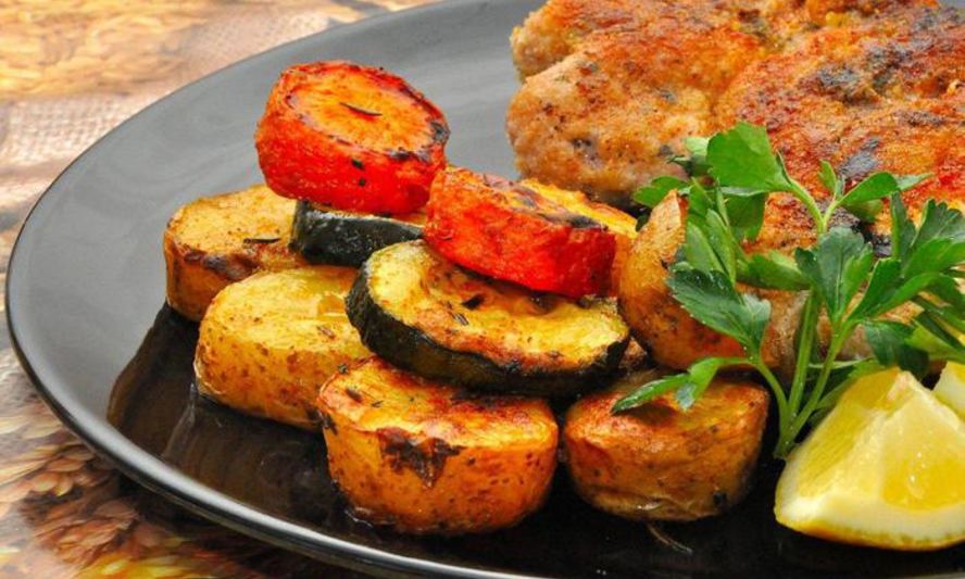 Рецепт шницеля и печеные овощи