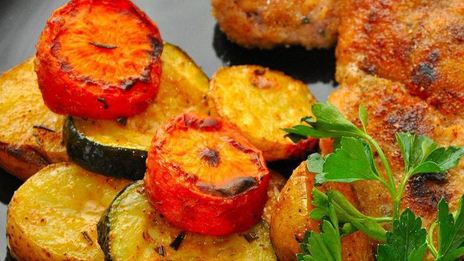 шницель и печеные овощи
