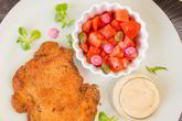 Шницель из курицы с томатным салатом