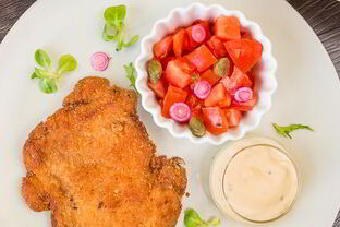 Шницель из курицы с томатным салатом