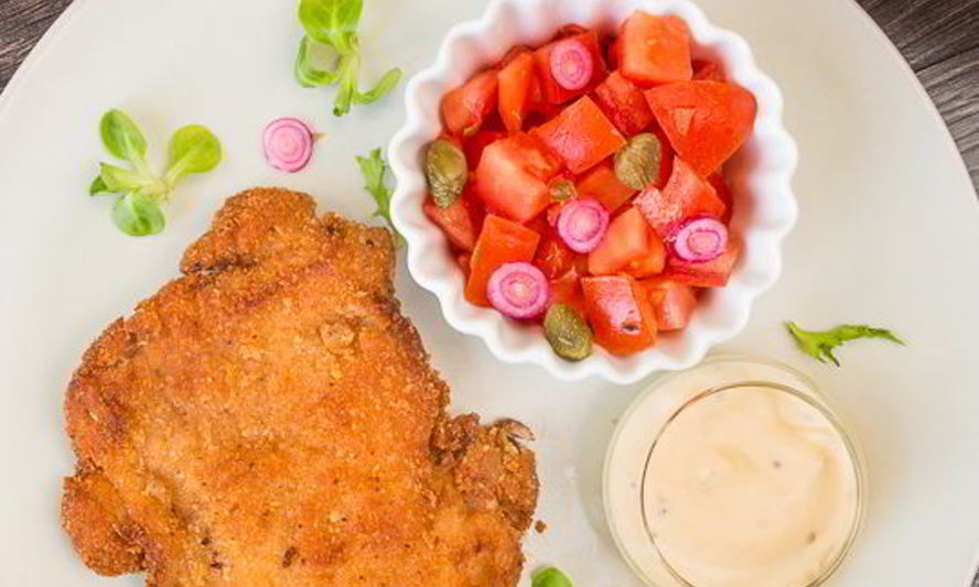 Рецепт шницеля из курицы с томатным салатом