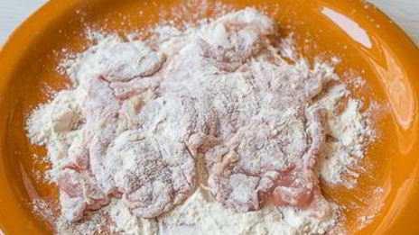 шницель из курицы с томатным салатом