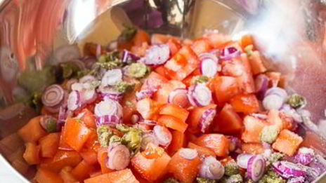 шницель из курицы с томатным салатом