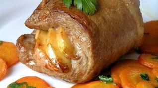 Сочный шницель с яблоками и морковным гарниром