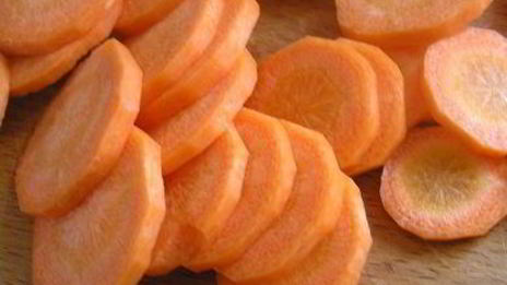 сочный шницель с яблоками и морковным гарниром