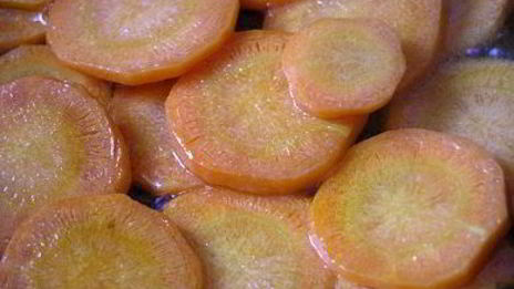 сочный шницель с яблоками и морковным гарниром