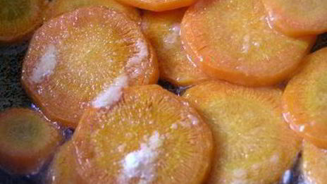 сочный шницель с яблоками и морковным гарниром