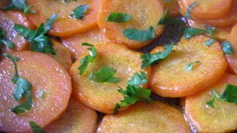 сочный шницель с яблоками и морковным гарниром