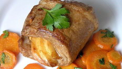 сочный шницель с яблоками и морковным гарниром