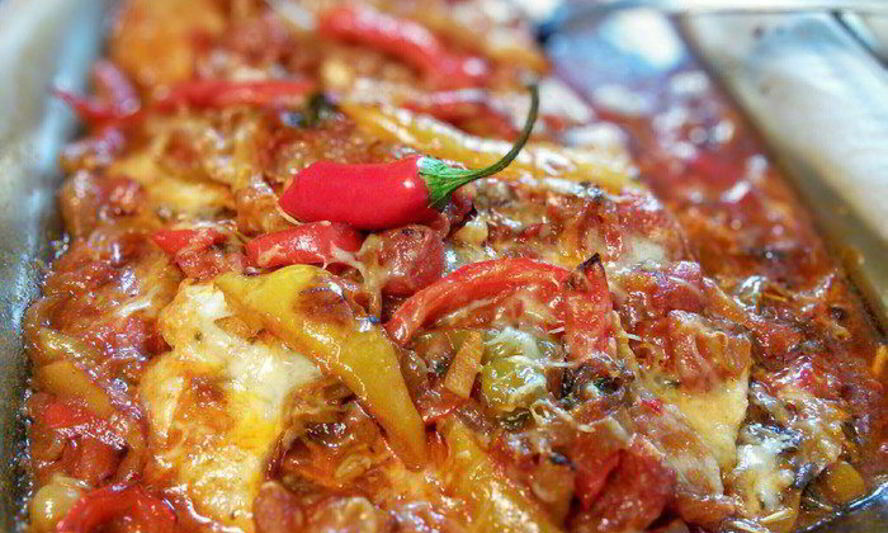 Рецепт свиных шницелей, запеченных в остром цыганском соусе