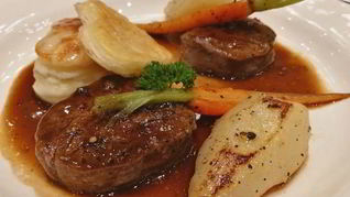 Телячий шницель с грушами и творожно-ореховой массой