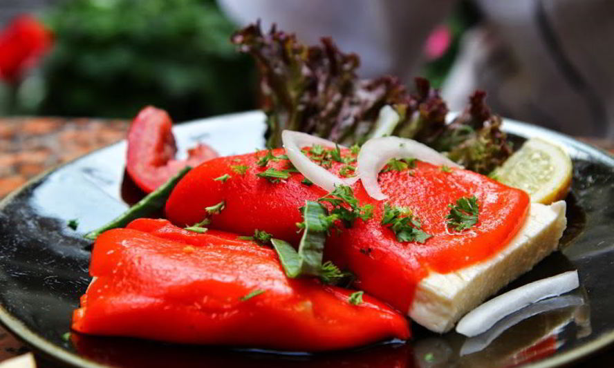 Рецепт вегетарианского шницеля из печеного перца с брынзой