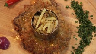 Венскии шницель с жареным картофелем