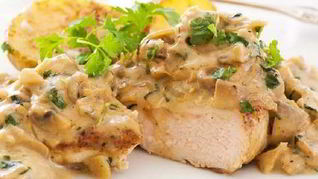 Запеченный шницель из индейки со сливочным соусом из лесных грибов