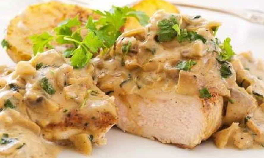 Рецепт запеченного шницеля из индейки со сливочным соусом из лесных грибов