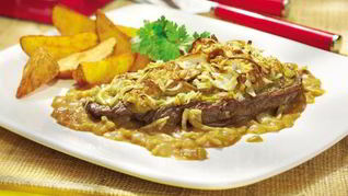 Запеченный шницель в сливочно-луковом соусе