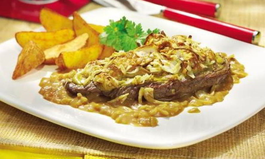 Рецепт запеченного шницеля в сливочно-луковом соусе