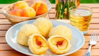 Сладкие картофельные клецки с абрикосами